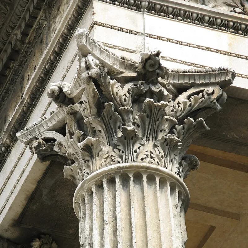 Capitel corintio cubierto de hojas de acanto